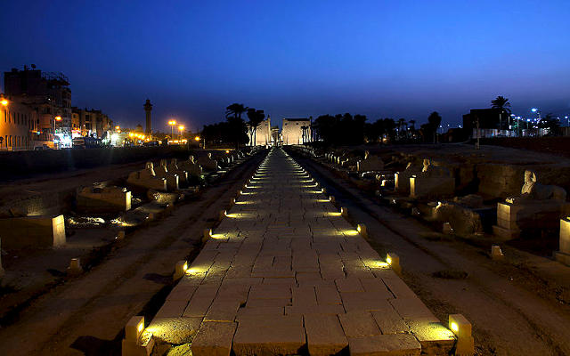 Il tempio di Luxor di notte.