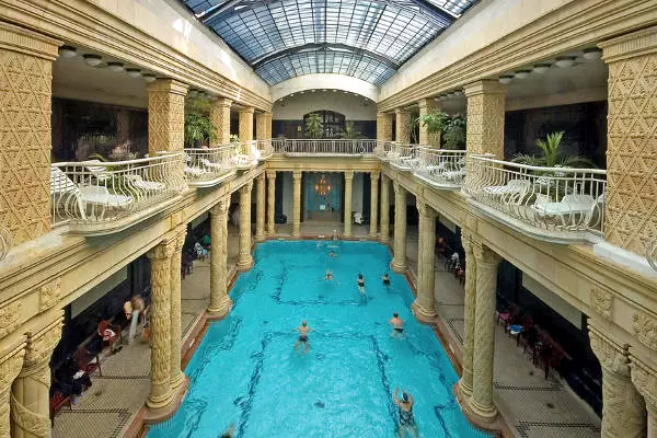 Una piscina interna delle Terme Gellert a Budapest.