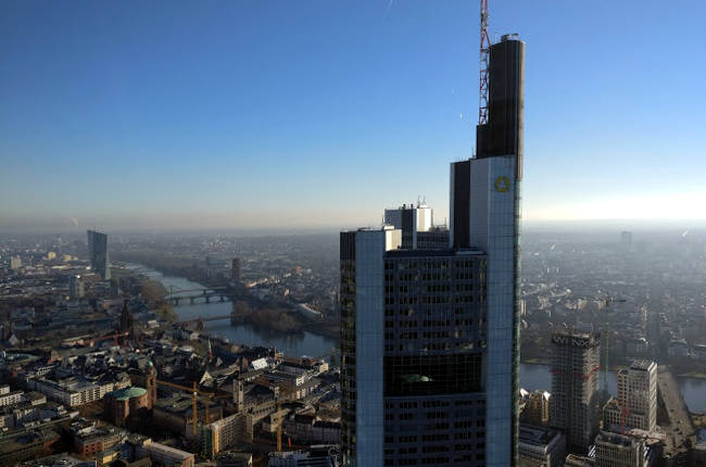 La Torre Commerzbank vista dalla Torre del Meno di Francoforte.