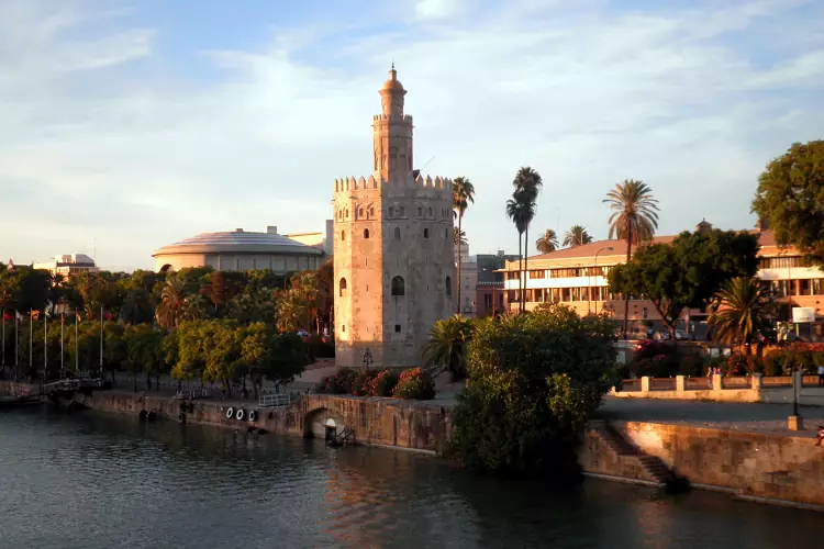 La Torre dell'Oro di Siviglia in Spagna.