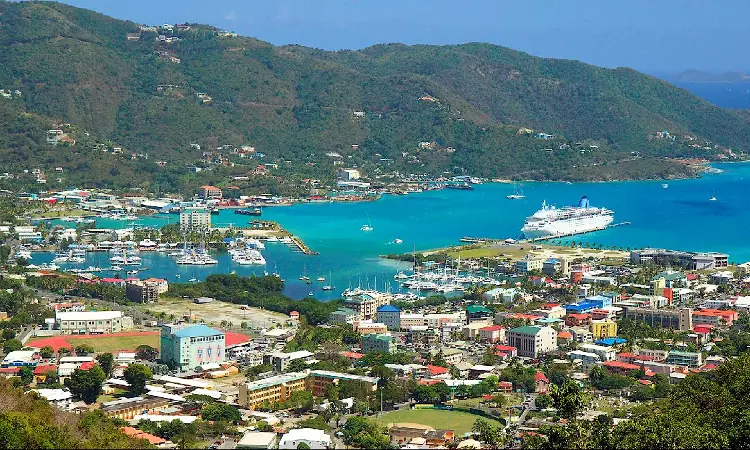 La baia di Road Town dell'isola di Tortola, alle Isole Vergini Britanniche.