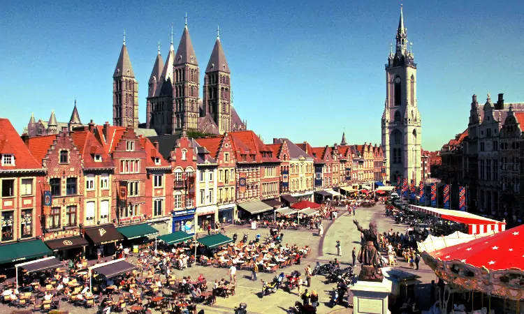 La bellissima città belga di Tournai in Vallonia, nota anche come Doornik.