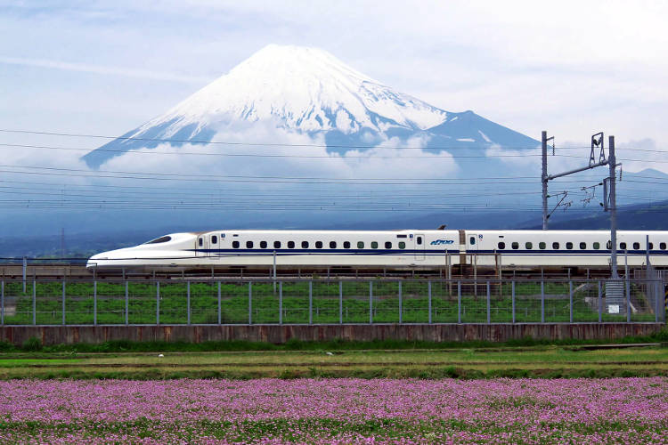 Un treno in Giappone che si può prendere con il Japan Rail Pass.