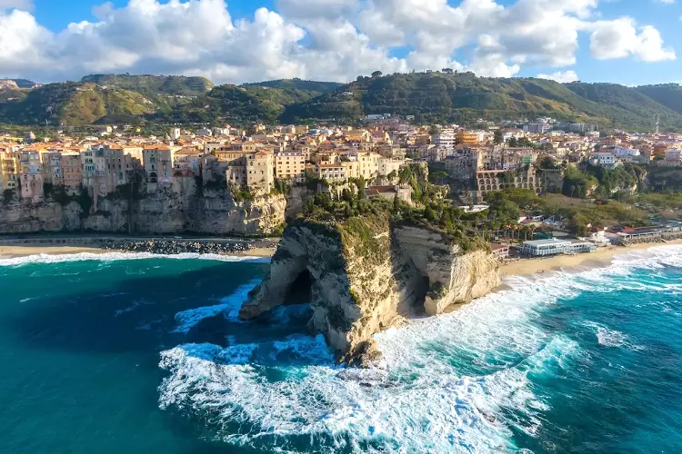 La Grotta del Palombaro, sotto il Santuario della Madonna dell'Isola.