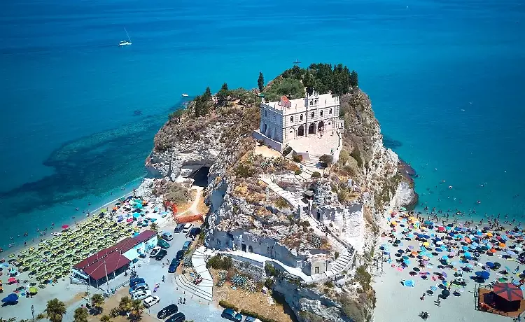 Il Santurario di Maria Santissima dell'Isola a Tropea.