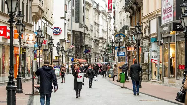 Vaci Utca, la strada pedonale più frequentata di Budapest.