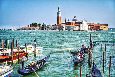 Andare in gondola a Venezia.