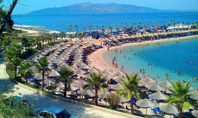 Viaggiare in Albania, una spiaggia esotica a Saranda.