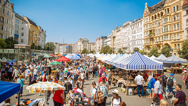 Il mercato di Naschmarkt a Vienna in Austria.