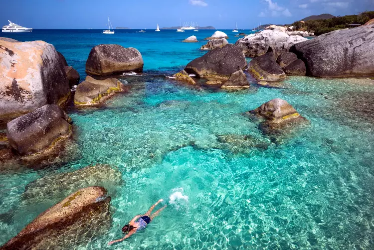 Lo straordinario scenario naturale del Parco Nazionale The Baths a Virgin Gorda.