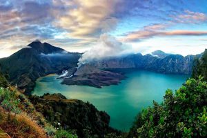 Il lago nella bocca del vulcano Rinjani a Lombok.