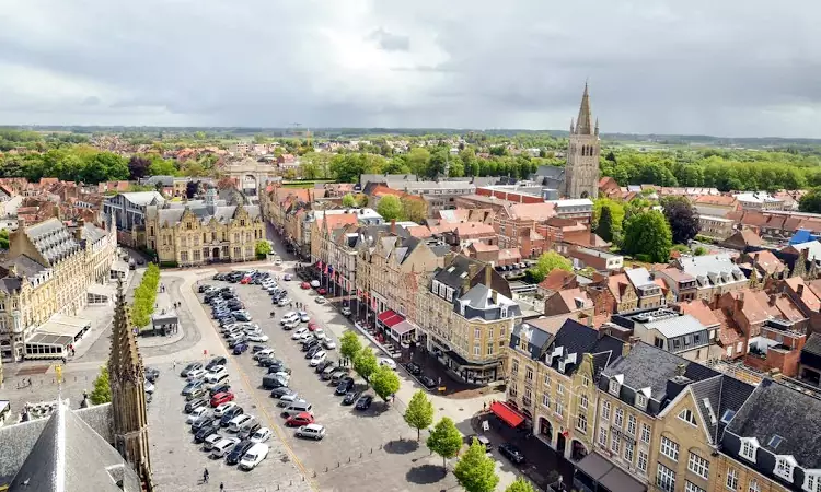 Il pittoresco centro cittadino di Ypres in una panoramica dall'alto.