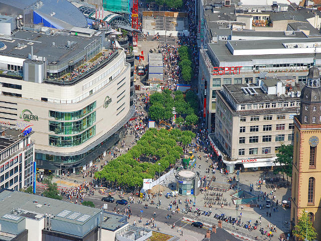 Il viale Zeil a Francoforte, sede di centri commerciali e negozi per lo shopping.