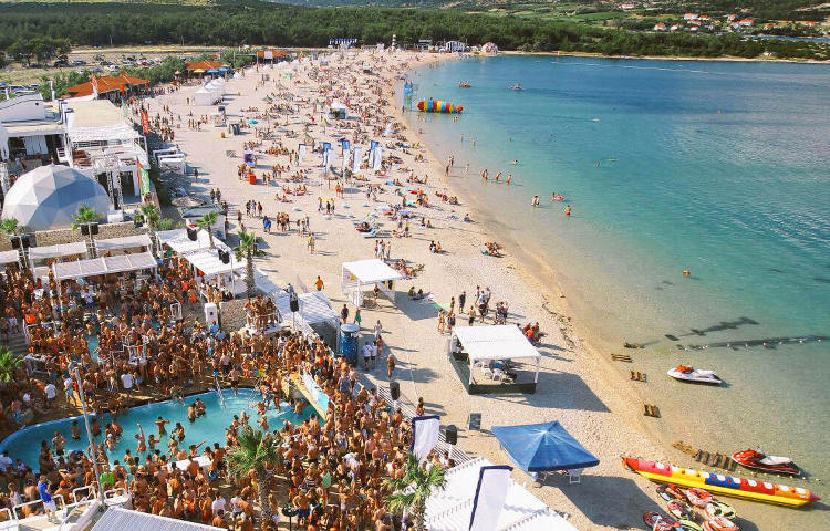 Divertimenti sulla spiaggia di Zrce in Croazia, isola di Pag.